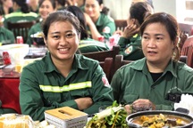 Hai bữa cơm nghĩa tình ấm lòng hàng trăm lao công sau bão