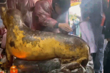 Người Việt đi lễ đầu năm: "Càng sờ, càng xoa tượng, càng nhiều lộc"?