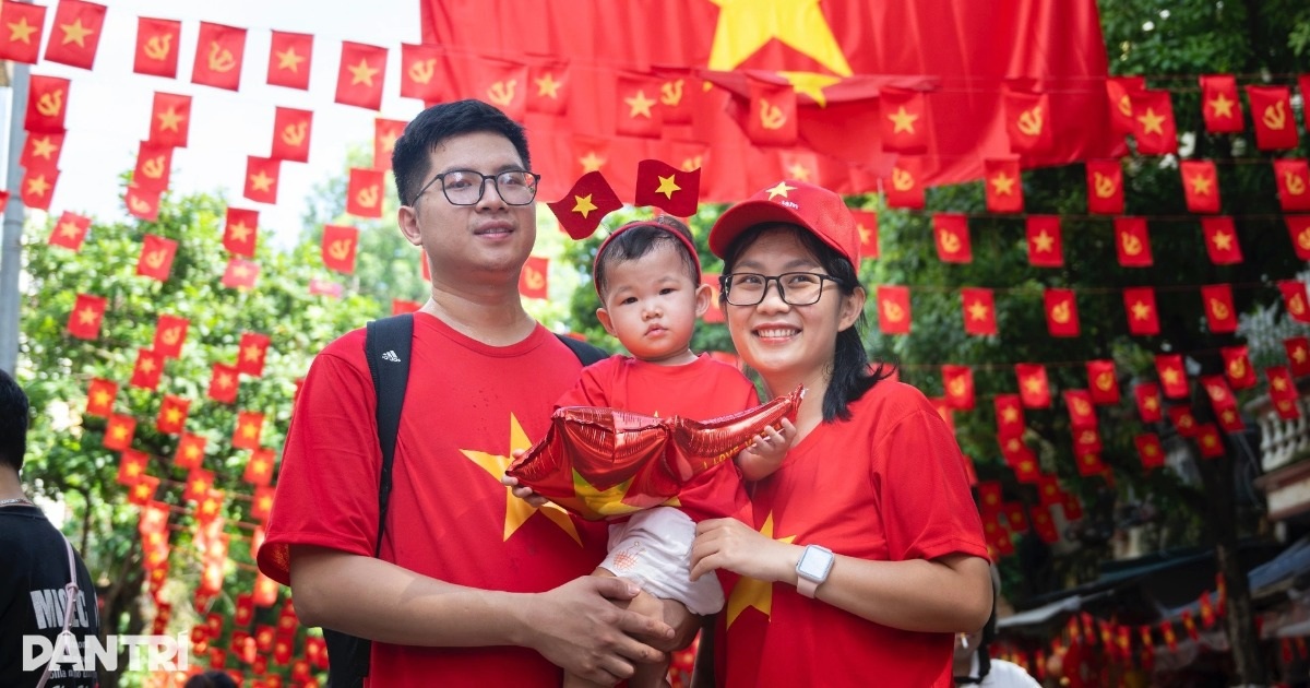 Tặng 100.000 đồng/người cho toàn dân dịp 80 năm...