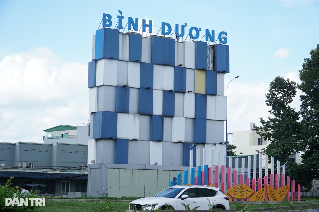 Tháo dỡ chữ Bình Dương trên các cổng chào - 3 Tháo dỡ chữ Bình Dương trên các cổng chào - 3