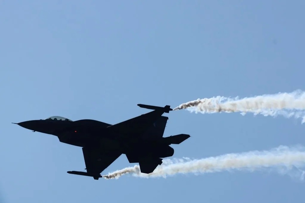 Ukraine điều tra nghi vấn F-16 rơi do bị bắn nhầm - 1 Ukraine điều tra nghi vấn F-16 rơi do bị bắn nhầm - 1
