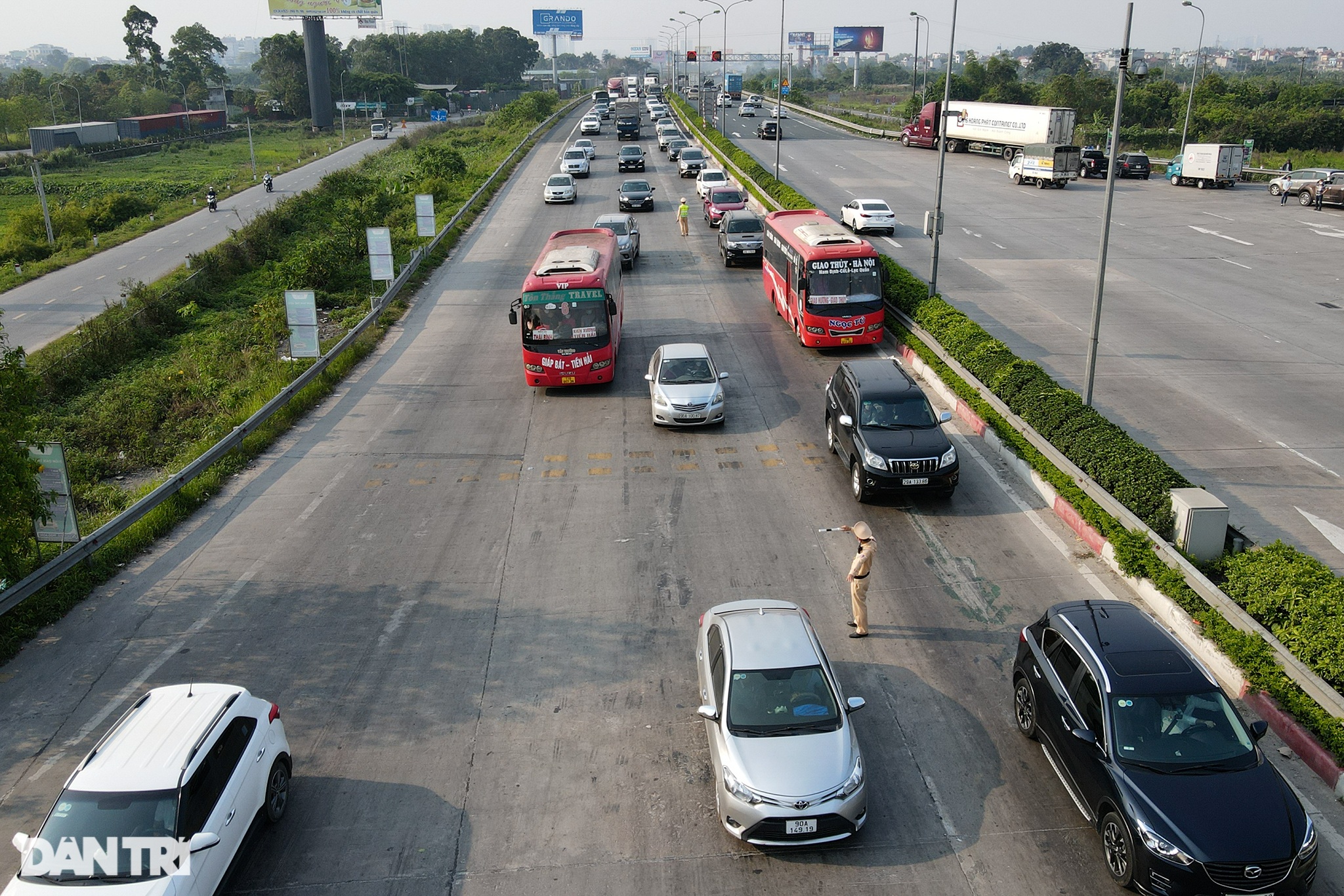 Giao thông cửa ngõ Hà Nội ùn tắc kéo dài trước kỳ nghỉ Giỗ Tổ Hùng Vương - 3 Giao thông cửa ngõ Hà Nội ùn tắc kéo dài trước kỳ nghỉ Giỗ Tổ Hùng Vương - 3