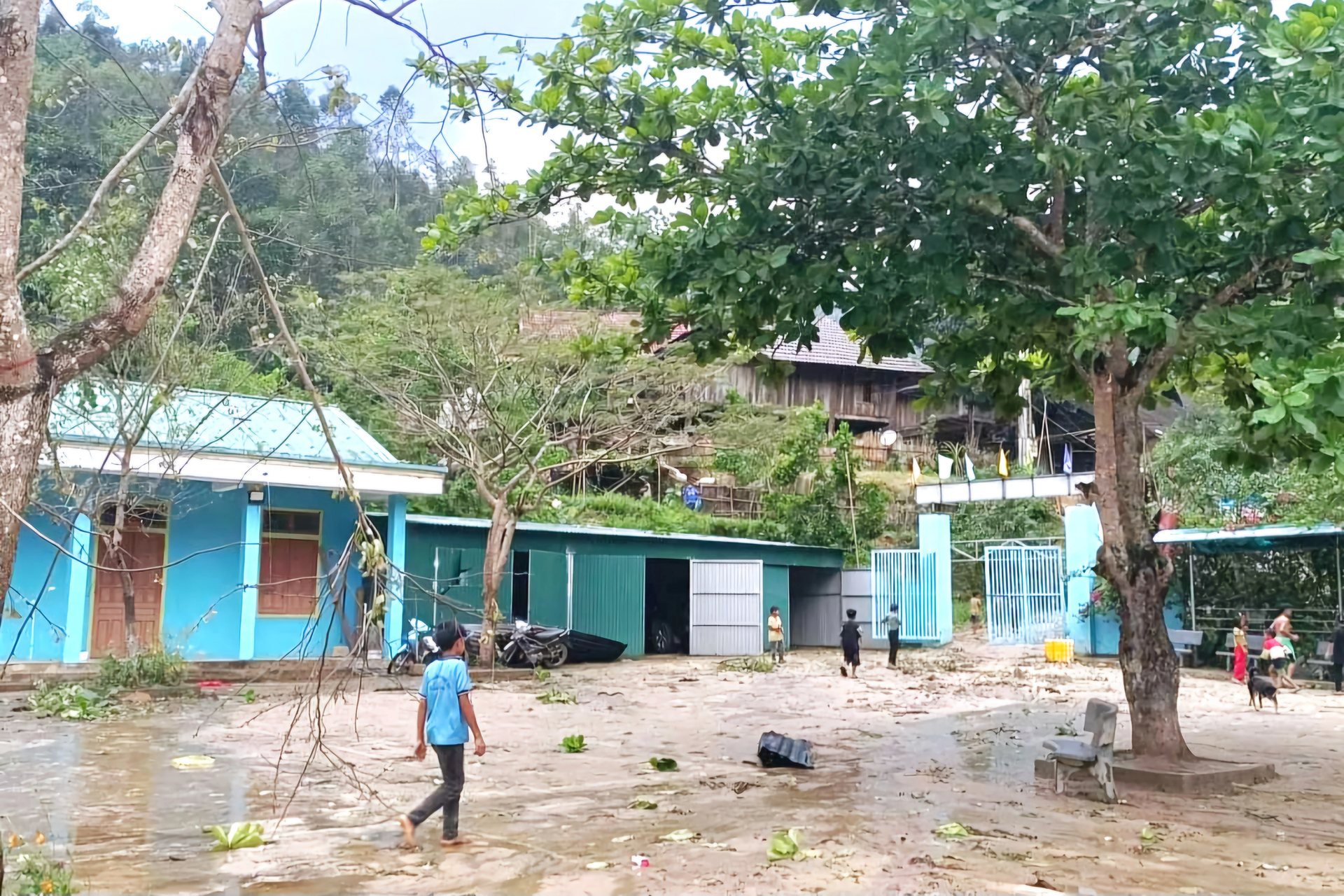 Lốc xoáy làm sập nhà, mái tôn bay lên cột điện ở huyện biên giới Nghệ An - 9 Lốc xoáy làm sập nhà, mái tôn bay lên cột điện ở huyện biên giới Nghệ An - 9