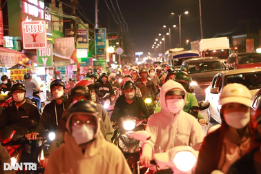 Cửa ngõ TPHCM kẹt cứng khi người dân ùn ùn trở lại sau Tết