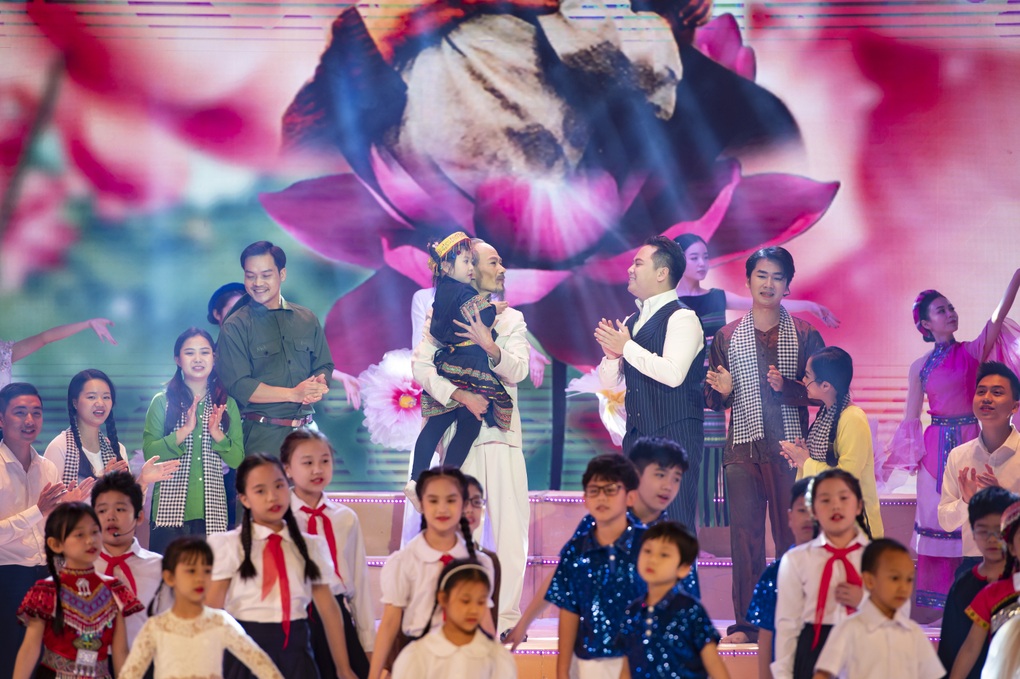 Nghệ sĩ Thanh Phong, Hà Quỳnh Như gây xúc động khi diễn ca kịch về Bác - 2