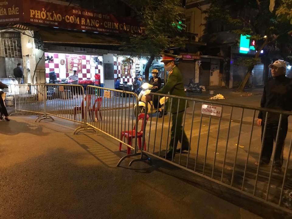 Hà Nội: Phát hiện quả bom nặng 340 kg tại công trình ở phố Cửa Bắc - 4 Hà Nội: Phát hiện quả bom nặng 340 kg tại công trình ở phố Cửa Bắc - 4