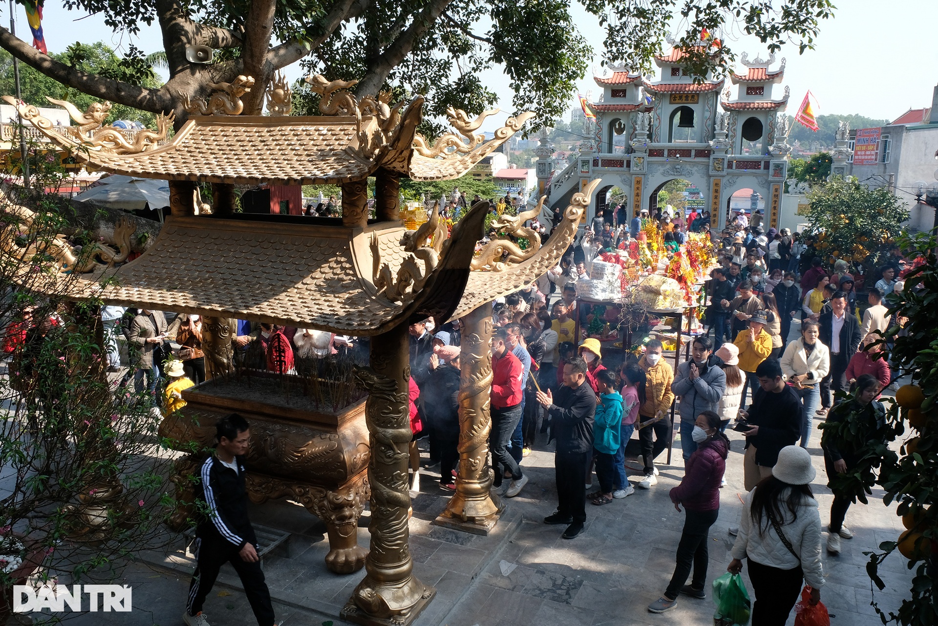 Nườm nượp người dâng vàng xin lộc, vay tiền Bà Chúa Kho đầu năm - 6 Nườm nượp người dâng vàng xin lộc, vay tiền Bà Chúa Kho đầu năm - 6