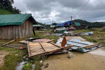 Mưa lớn kèm lốc xoáy làm tốc mái gần 30 ngôi nhà ở Đà Nẵng