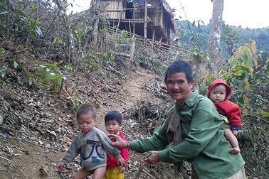 Ngán nơi ở mới, dân lũ lượt về lòng hồ thuỷ điện