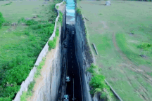 Đường bị xẻ ngang nằm lọt giữa vách đá dựng đứng 90 độ hút triệu lượt xem