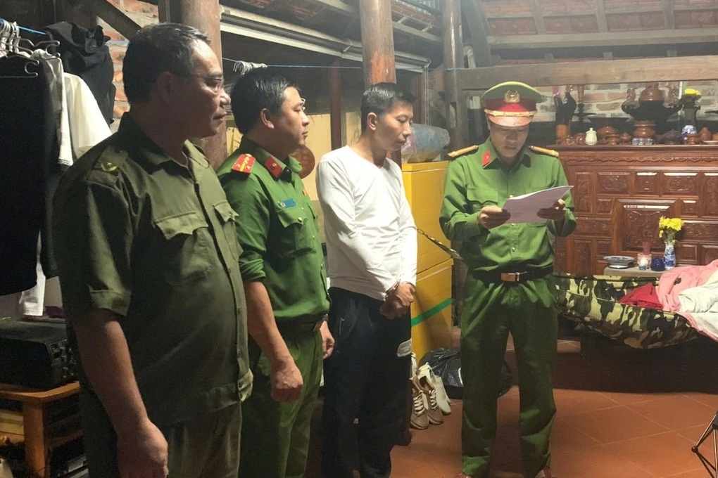 Vụ xe bán tải cố tình tông taxi: Tạm giữ hình sự tài xế - 1 Vụ xe bán tải cố tình tông taxi: Tạm giữ hình sự tài xế - 1