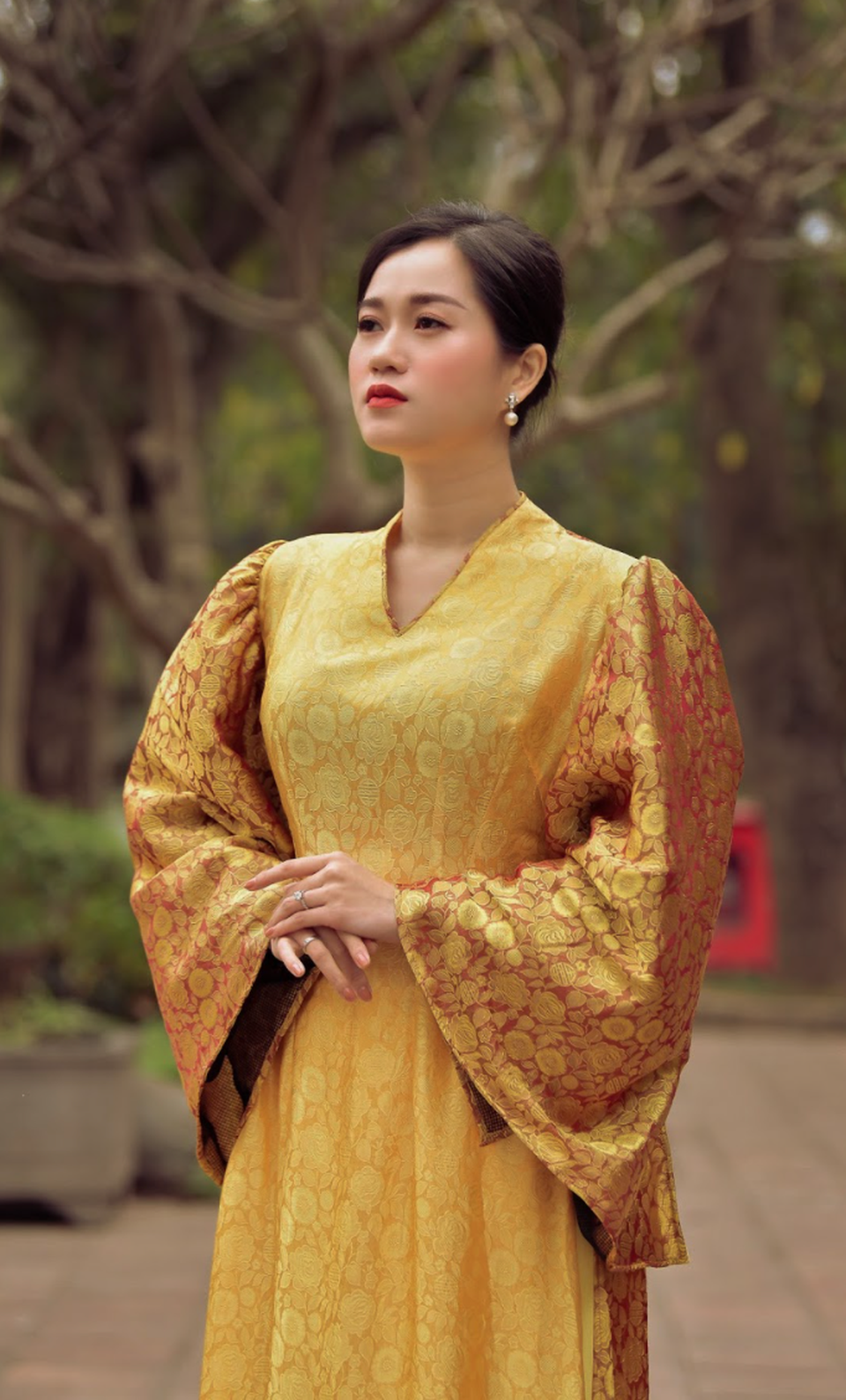 Lâm Vỹ Dạ tha thướt với áo dài tơ tằm của NTK Đức Hùng - 8 Lâm Vỹ Dạ tha thướt với áo dài tơ tằm của NTK Đức Hùng - 8
