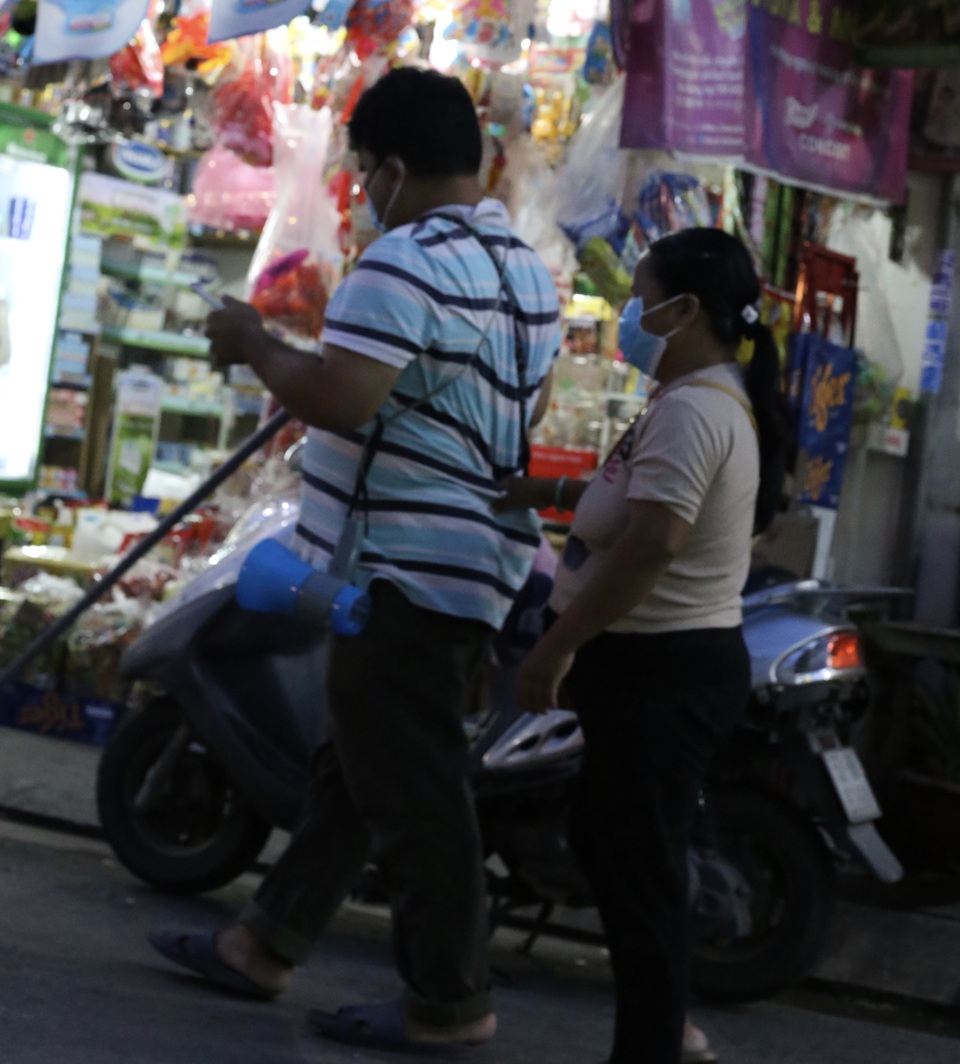 Nhói lòng cảnh vợ chồng khiếm thị bán vé số gắng gượng cứu con gái 6 tuổi - 1 Nhói lòng cảnh vợ chồng khiếm thị bán vé số gắng gượng cứu con gái 6 tuổi - 1