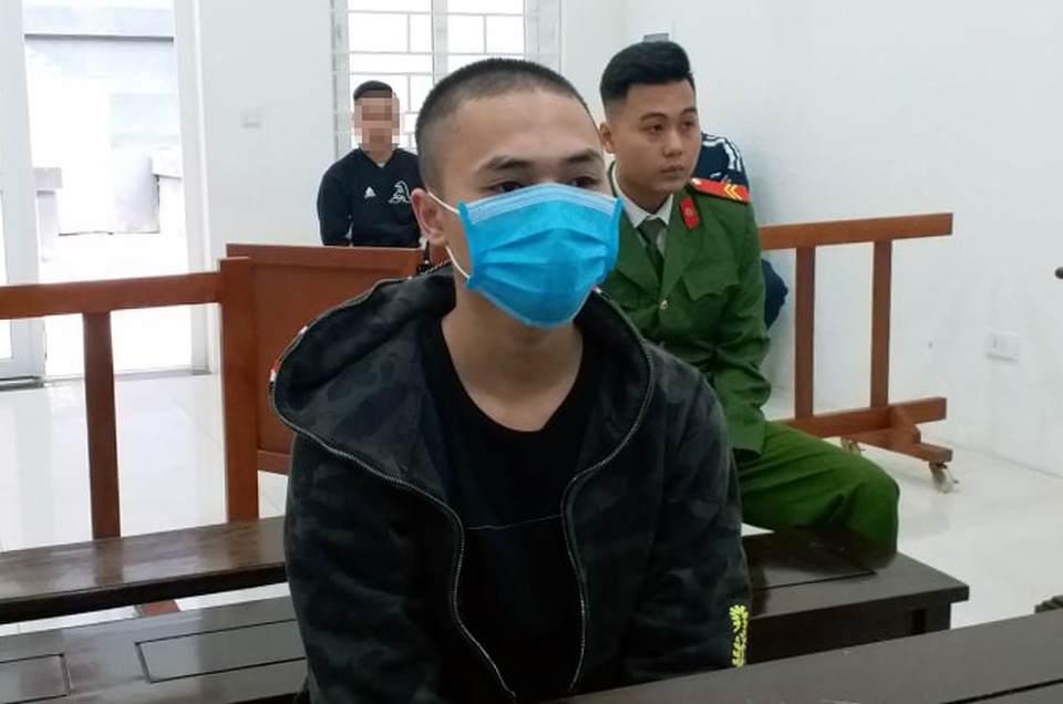 Hà Nội: Nửa đêm đi đòi nợ, bị chủ nhà cầm kiếm truy đuổi - 1 Hà Nội: Nửa đêm đi đòi nợ, bị chủ nhà cầm kiếm truy đuổi - 1