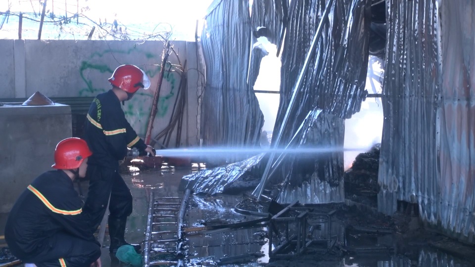 Cháy lớn suốt 2 giờ thiêu rụi toàn bộ khu xưởng - 6