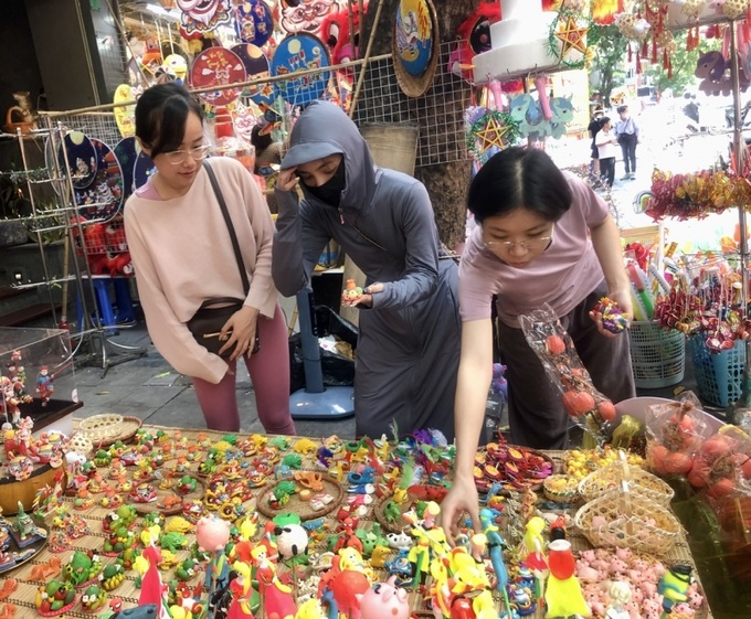 Quầy hàng những sản phẩm dân gian của các làng nghề tại phố Hàng Mã.
