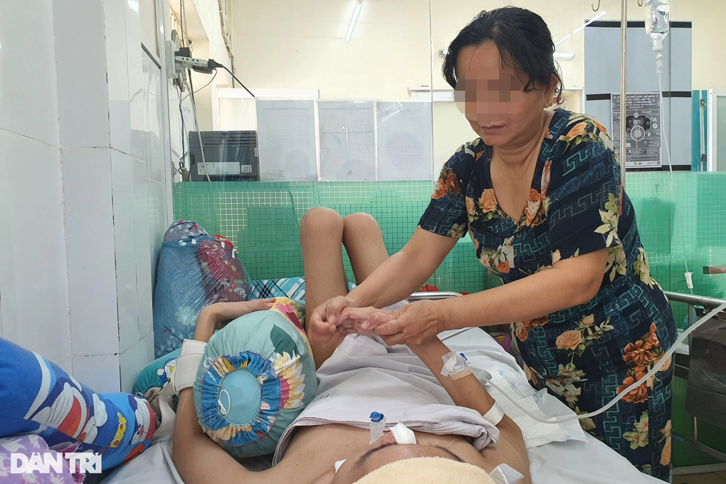 Nam sinh viên ở TPHCM phải tháo sọ não, nằm như người thực vật sau buổi học - 3 Nam sinh viên ở TPHCM phải tháo sọ não, nằm như người thực vật sau buổi học - 3