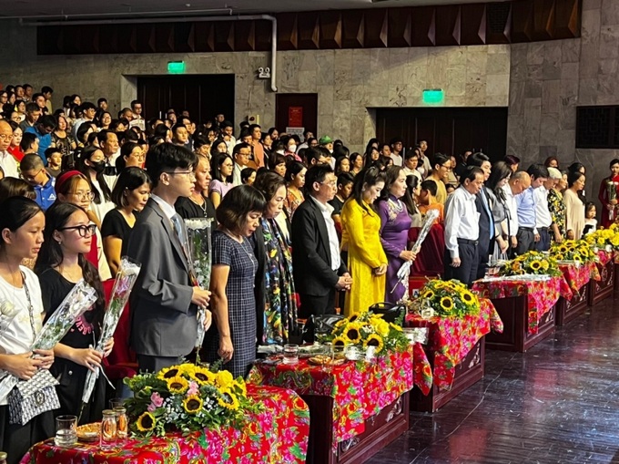 Trước khi chương trình diễn ra, ban tổ chức dành một phút mặc niệm các nạn nhân vụ cháy chung cư mini tại quận Thanh Xuân (Hà Nội).