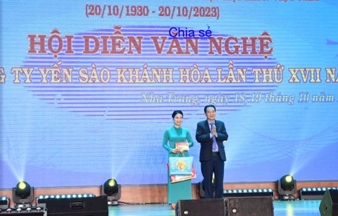 Khen thưởng nữ CB CNV tiêu biểu xuất sắc năm 2023