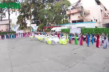 Đồng diễn áo dài