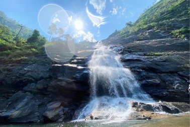 Sa Pa: Mãn nhãn thác nước cao hơn trăm mét đổ xuống từ đỉnh núi