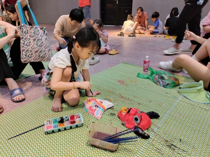Vui Trung thu tại bảo tàng Dân tộc học, trò chơi vẽ mặt nạ, tập làm họa sĩ cũng thu hút đông đảo các em nhỏ