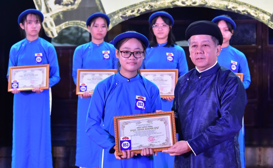 367 học sinh danh dự toàn trường mặc áo dài ngũ thân lên nhận thưởng - 5 367 học sinh danh dự toàn trường mặc áo dài ngũ thân lên nhận thưởng - 5