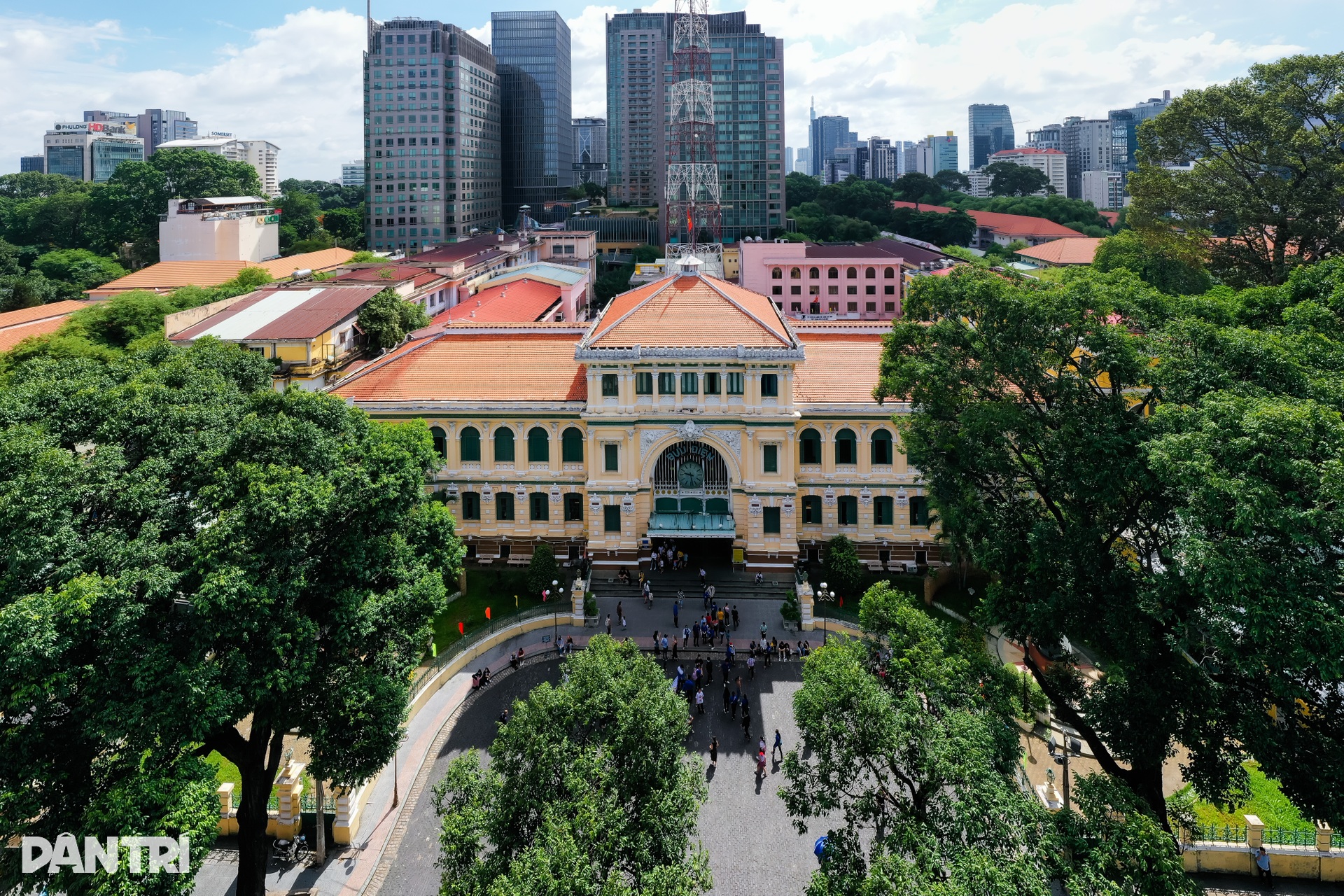 Ngắm vẻ đẹp Bưu điện TPHCM, xếp thứ 2/11 bưu điện đẹp nhất thế giới - 2 Ngắm vẻ đẹp Bưu điện TPHCM, xếp thứ 2/11 bưu điện đẹp nhất thế giới - 2