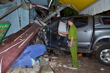 Ô tô húc sập nhà dân, bé trai 3 tuổi nguy kịch