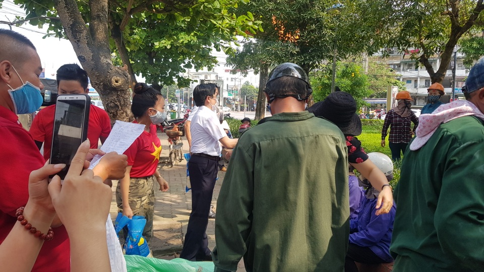 Lao động tự do nhận gạo hỗ trợ trên đường phố - 3 Lao động tự do nhận gạo hỗ trợ trên đường phố - 3