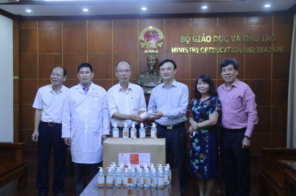 Một đại học chi 2 tỷ đồng pha chế gel rửa tay sát khuẩn tặng cộng đồng - 9 Một đại học chi 2 tỷ đồng pha chế gel rửa tay sát khuẩn tặng cộng đồng - 9