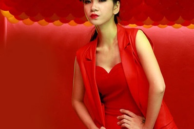 Hạ Vy lạnh lùng với gam màu đỏ đen