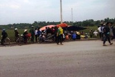 Cán bộ tín dụng nằm chết dưới cống nước