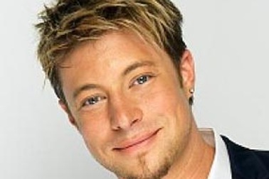 Thành viên nhóm Blue thừa nhận là người lưỡng tính