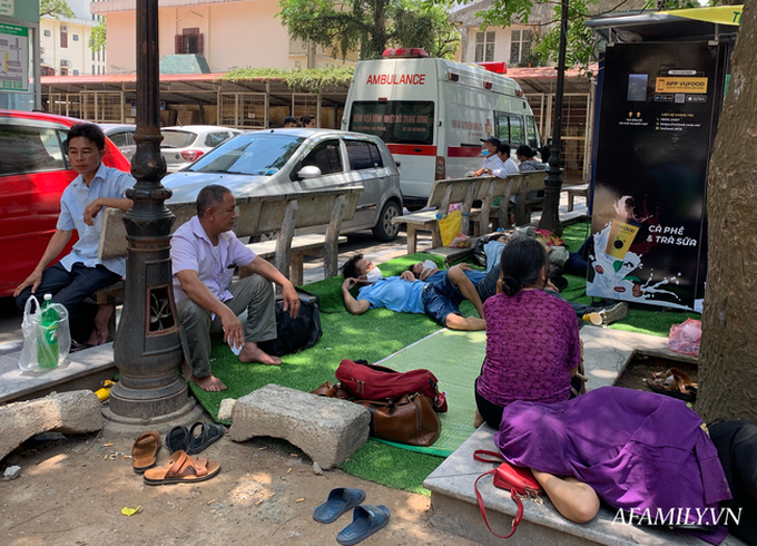 Hà Nội: Người nhà bệnh chọn hành lang bệnh viện làm nhà, gốc cây làm nơi ngả lưng trong những ngày nắng nóng - Ảnh 6.