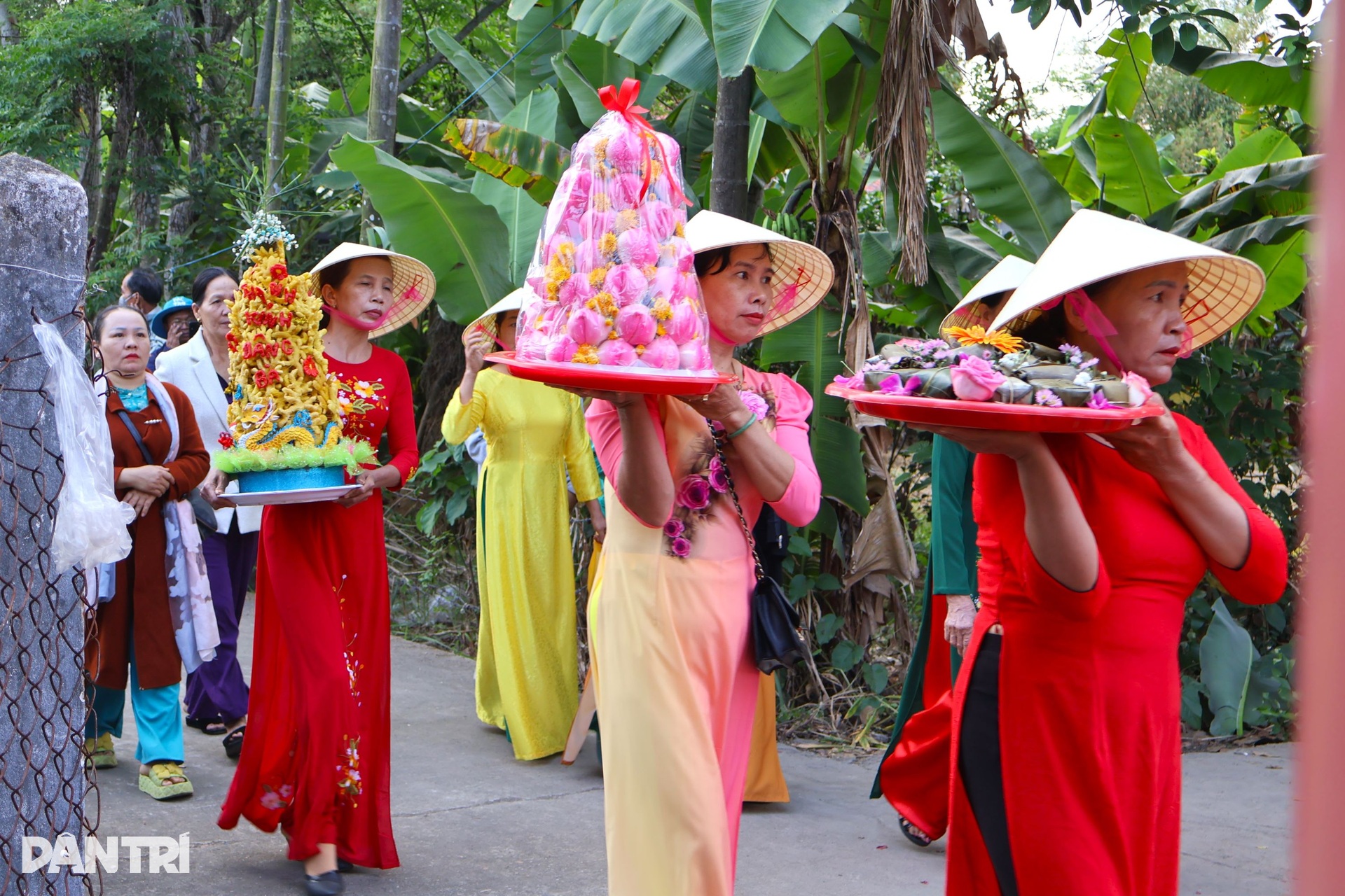 Hàng trăm thiếu nữ xinh đẹp diễu hành rước nước dâng Bà Thu Bồn - 4 Hàng trăm thiếu nữ xinh đẹp diễu hành rước nước dâng Bà Thu Bồn - 4