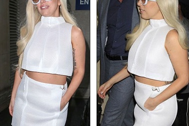 Lady Gaga xuất hiện dịu dàng sau khi đính hôn