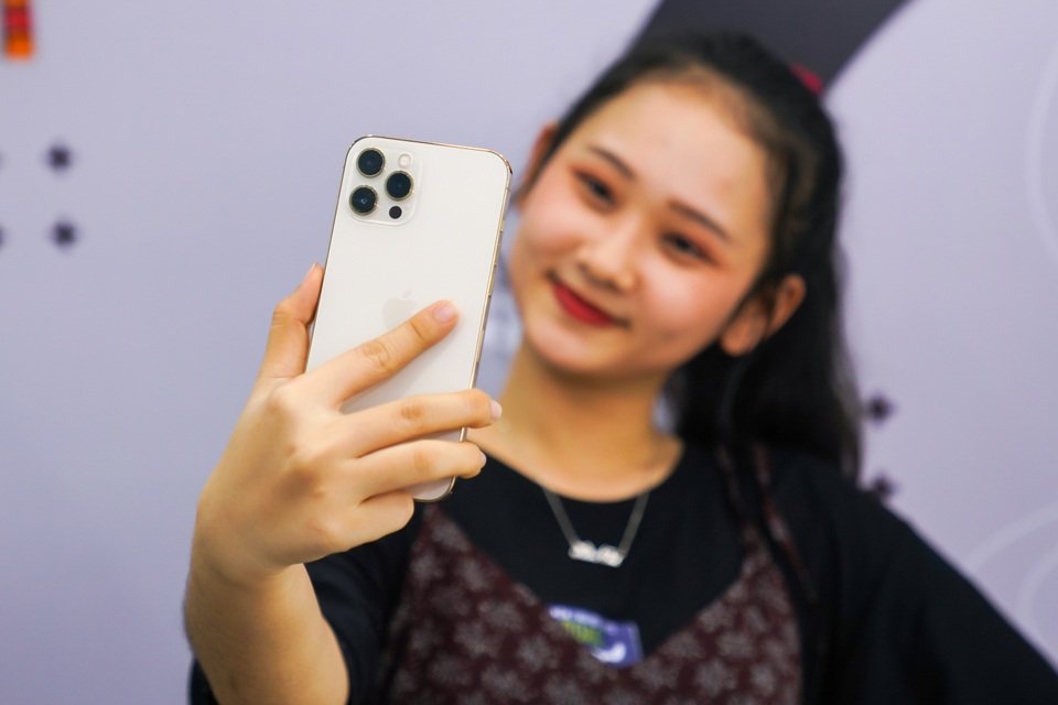 Trên tay iPhone 12 Pro Max đầu tiên tại Việt Nam, giá 53 triệu đồng - 6 Trên tay iPhone 12 Pro Max đầu tiên tại Việt Nam, giá 53 triệu đồng - 6