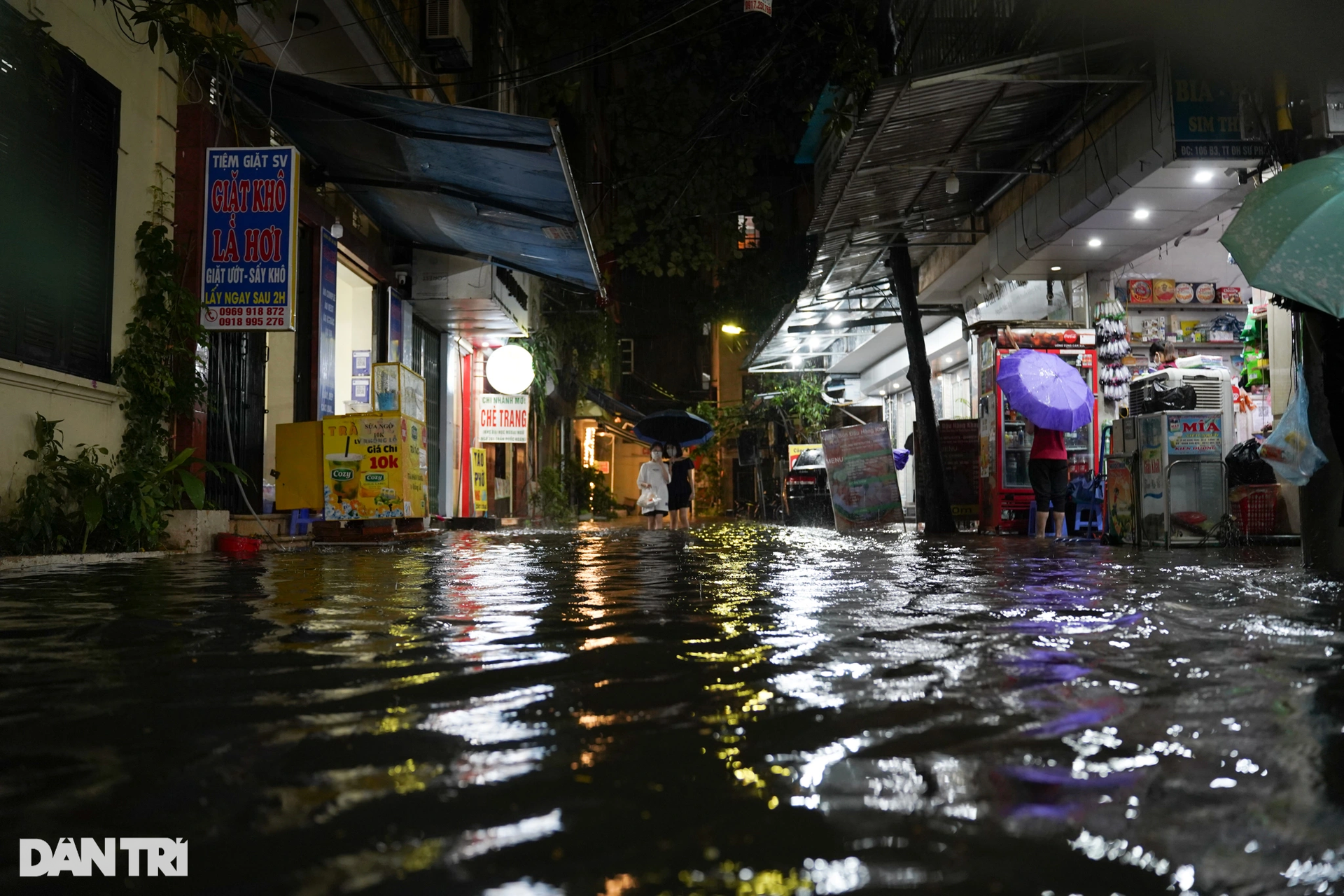 Cứ mưa là nước thối tràn vào nhà, dọn cả ngày không hết mùi nước cống - 5