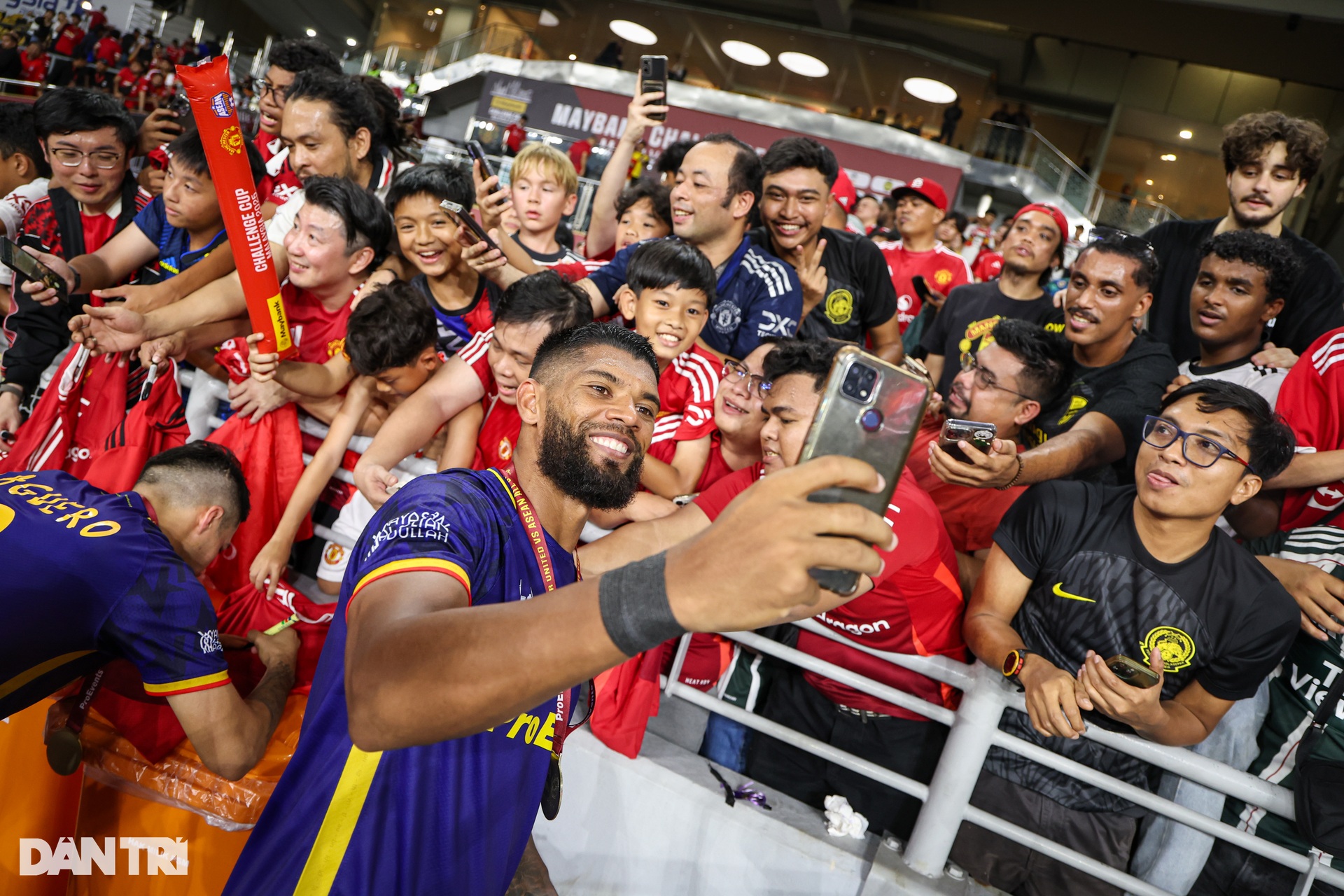 Cảm xúc trái ngược của dàn sao Man Utd sau thất bại ở Malaysia - 10 Cảm xúc trái ngược của dàn sao Man Utd sau thất bại ở Malaysia - 10