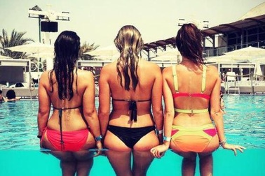 Trào lưu "khoe vòng 3" căng tròn ở bể bơi trong suốt