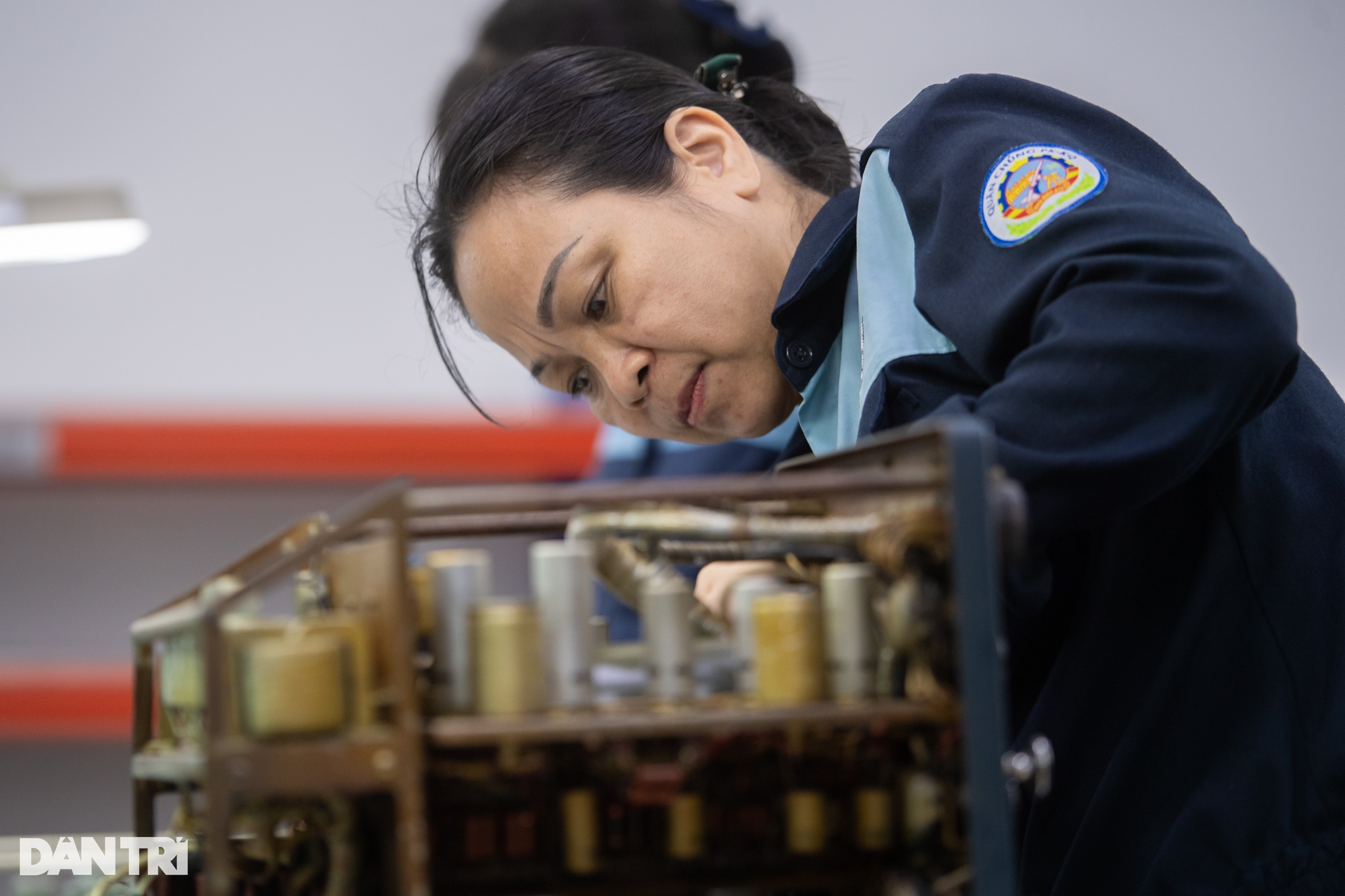 Những người phụ nữ sửa chữa, lắp ráp tên lửa ở Việt Nam - 9 Những người phụ nữ sửa chữa, lắp ráp tên lửa ở Việt Nam - 9
