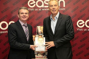 Cựu Thủ tướng Anh Blair bị ném giày, trứng