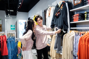 Giới trẻ đổ về trung tâm thương mại tận hưởng "ăn - chơi - sắm" ngày Valentine