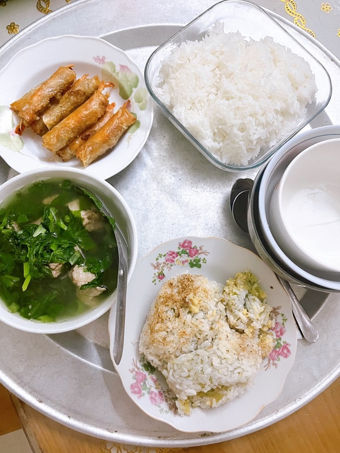 Bi hài chuyện cả nhà F0 cơm bưng nước rót chăm sóc F1 - 1 Bi hài chuyện cả nhà F0 cơm bưng nước rót chăm sóc F1 - 1