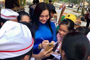 Hoa hậu vì cộng đồng Trần Huyền Nhung liên tục tham gia hoạt động vì cộng đồng.