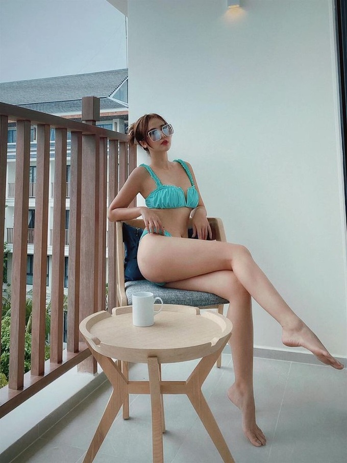 Loạt ảnh bikini khoe dáng tại ban công của Huyền Lizzie: Phô diễn 3 vòng bỏng mắt, nhìn vòng eo có ai ngỡ là gái 1 con? - Ảnh 3.