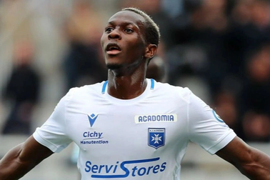 Pau FC bổ sung "hàng khủng" trên hàng công, Quang Hải hưởng lợi