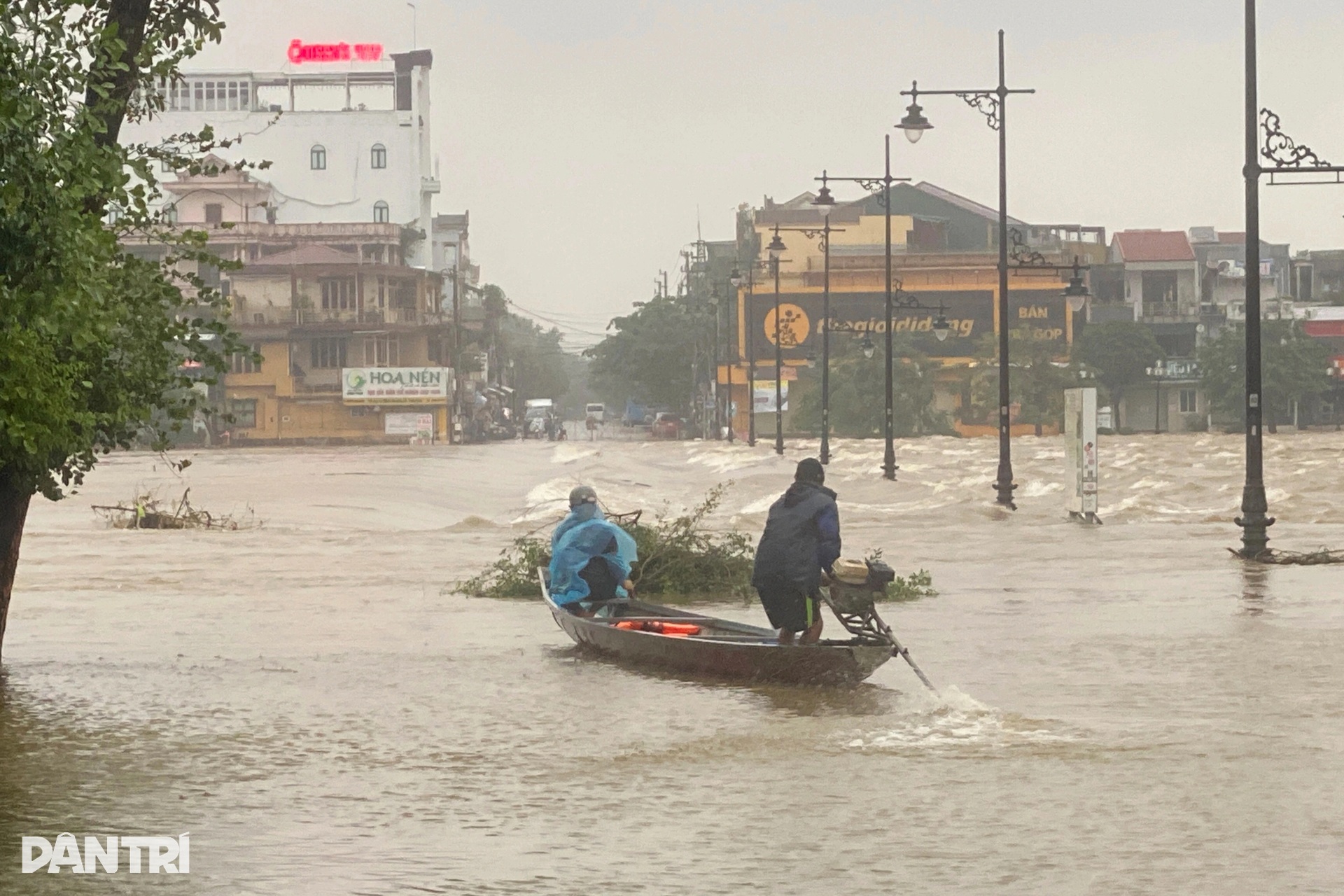 Thành phố Huế mênh mông nước, người dân di chuyển bằng thuyền giữa đô thị - 4