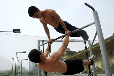 Xem “VĐV đường phố” bay người trên không, quay đầu trên xà